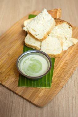 Pandan muhallebi ile ekmek