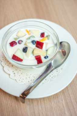 Soya sütü ile meyve salatası