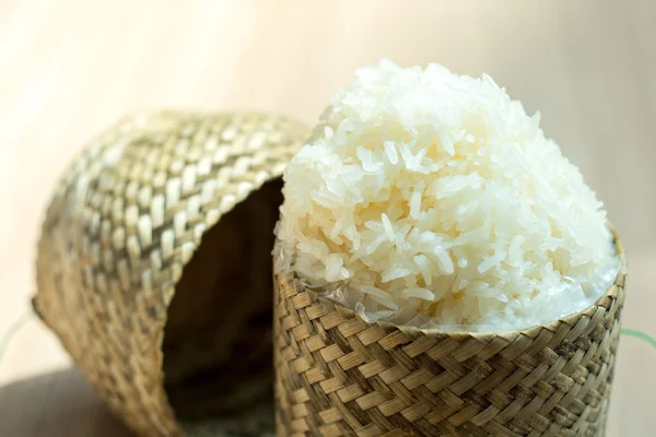 Arroz pegajoso en caja de bambú — Foto de Stock