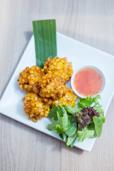 Diepe gebakken maïs ballen met salade — Stockfoto