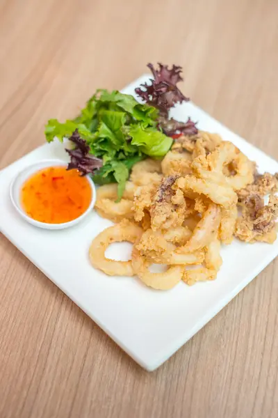 Insalata con anelli di calamari fritti — Foto Stock
