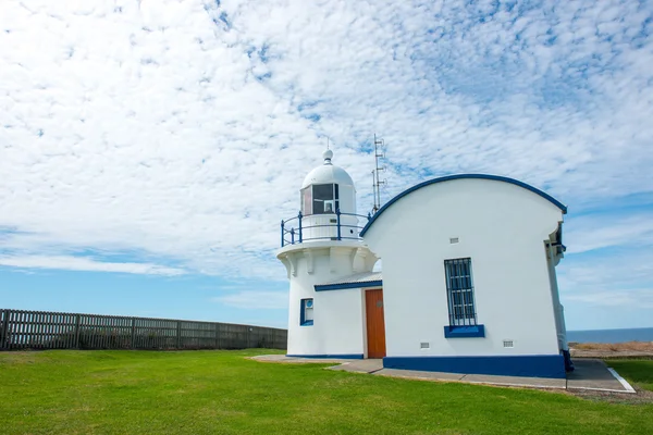 Kleiner weißer Leuchtturm — Stockfoto