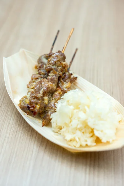 Carne di maiale barbecue su bastoncini con riso — Foto Stock