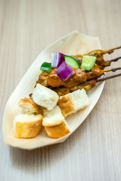 Satay kyckling med rostat bröd. — Stockfoto