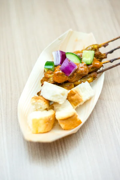 Satay chicken with toasts. — Stock Photo, Image