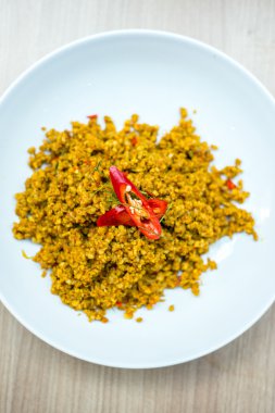 Kızarmış kıyma domuz otlar ile karıştırın.