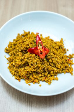 Kızarmış kıyma domuz otlar ile karıştırın.