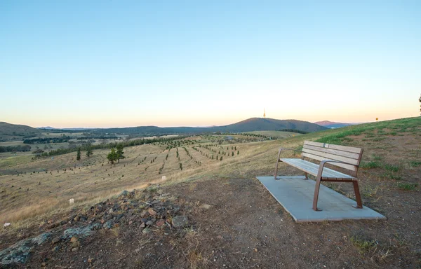 Panca in legno sulla collina — Foto Stock