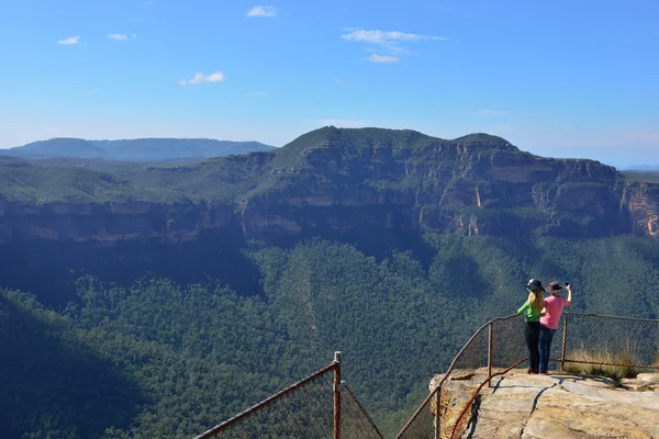 Pessoas no topo da montanha — Fotografia de Stock