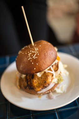 Marine edilmiş ızgara tavuk burger