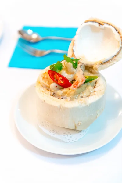 Comida picante tailandesa en coco joven  . — Foto de Stock