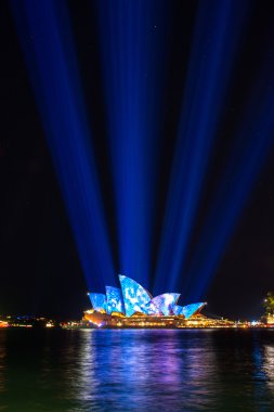 Sidney Opera Evi aydınlatılmış