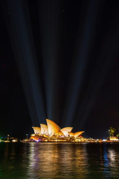 Sydney Opera House valaistu — kuvapankkivalokuva