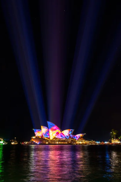 悉尼歌剧院照亮 — 图库照片