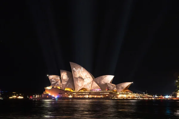 Sydney Opera House valaistu — kuvapankkivalokuva