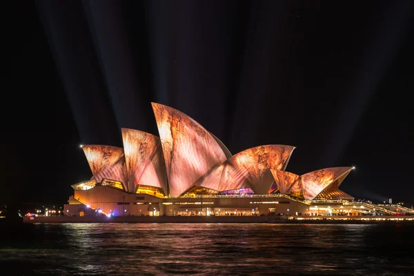 シドニー ・ オペラ ・ ハウスが鮮やかなシドニー 2017 中ライトを点灯