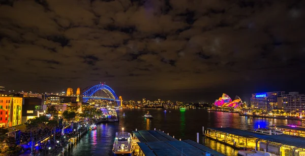 Iluminada cidade de Sydney durante o Vivid Sydney 2016 — Fotografia de Stock