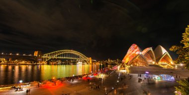 Işıklı sydney opera binası 