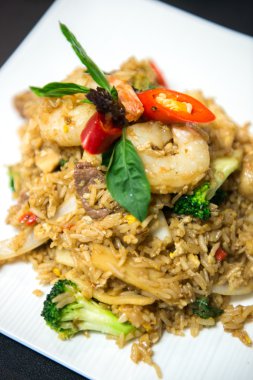 Tay fesleğen kızarmış pilav