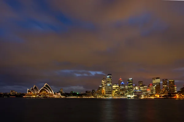 Nacht uitzicht op de Opera house — Stockfoto