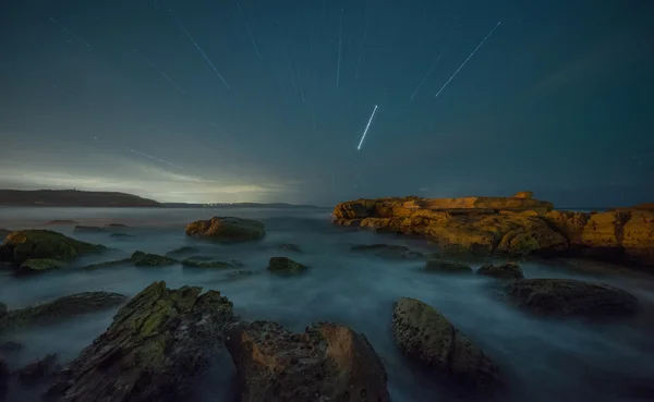 Praia na noite estrelada — Fotografia de Stock