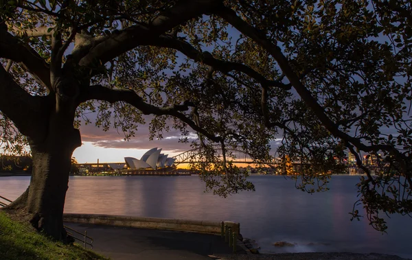 Auringonlasku oopperatalossa Sydneyssä — kuvapankkivalokuva