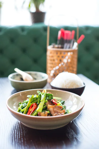 Vientre de cerdo crujiente con brocolli chino — Foto de Stock