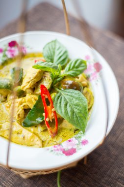 Tay yeşil köri tavuk