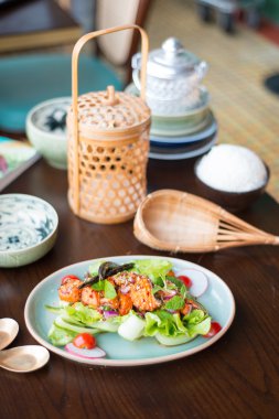 Baharatlı somon salata