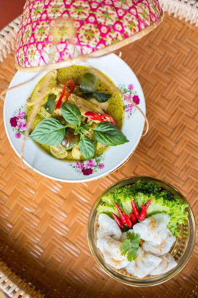 Curry verde tailandês com arroz a vapor — Fotografia de Stock