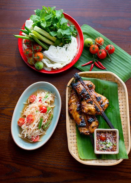 Ensalada de papaya tailandesa con pollo a la parrilla — Foto de Stock