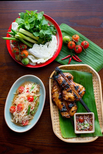 Thailändsk papaya sallad med grillad kyckling — Stockfoto