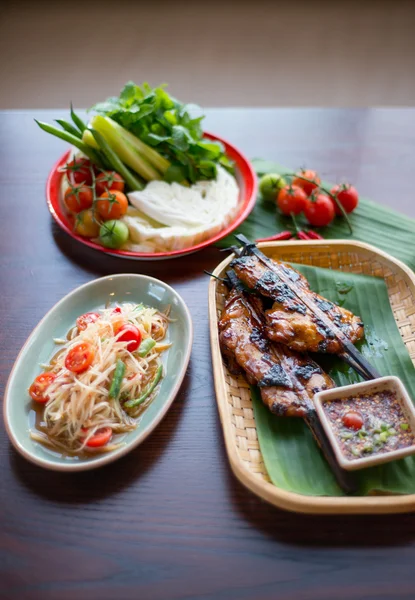 タイの青パパイヤのサラダ グリルチキン — ストック写真