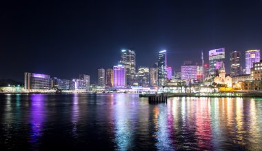 Sydney Opera Binası ile aydınlatma