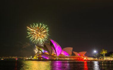 Sydney Opera Binası ile aydınlatma