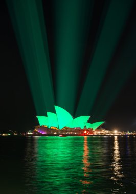 Sydney Opera Binası ile aydınlatma