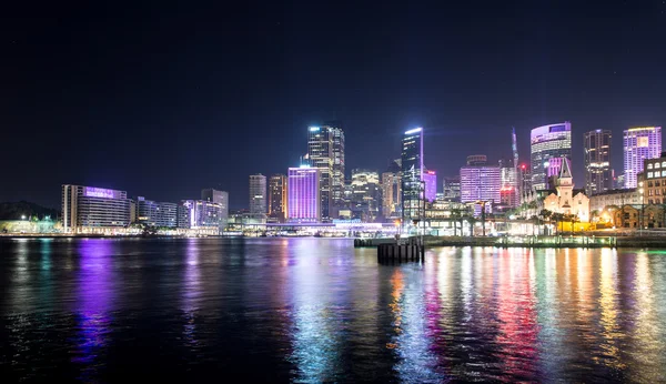Сиднейский оперный театр с освещением — стоковое фото