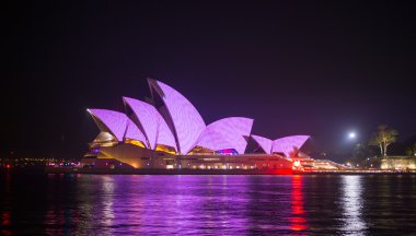 Sydney Opera Binası ile aydınlatma