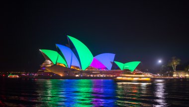 Sydney Opera Binası ile aydınlatma