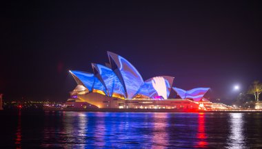 Sydney Opera Binası ile aydınlatma