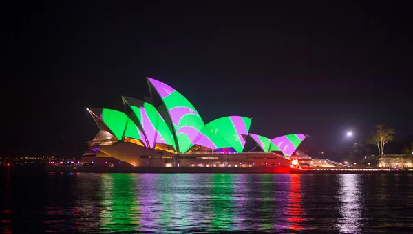 Sydney Opera House z oświetlenia — Zdjęcie stockowe