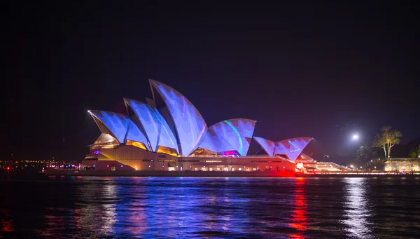 Operahuset i Sydney med belysning — Stockfoto