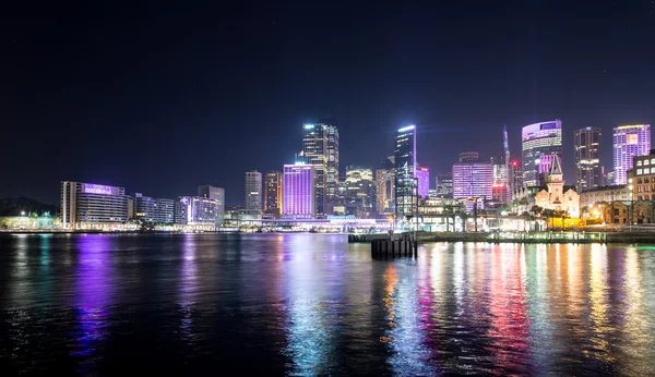 Sydney colorido paisaje urbano iluminado por la noche — Foto de Stock