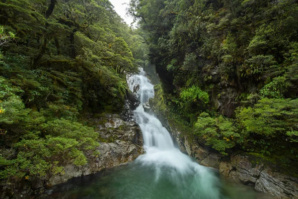 Landschap met waterval in Nieuw-Zeeland — Stockfoto
