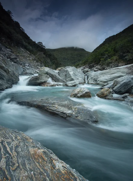 Berg rivier en rotsen — Stockfoto