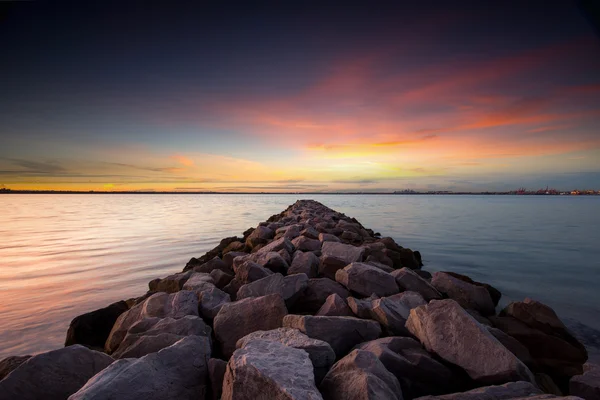 Meereslandschaft bei Sonnenaufgang — Stockfoto