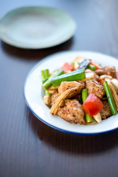 Gebratenes Hühnchen mit Cashewnüssen lecker — Stockfoto