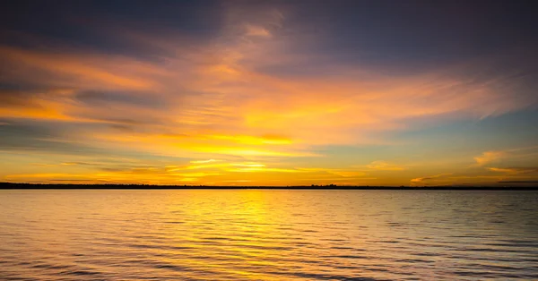 Zeegezicht tijdens zonsopgang — Stockfoto