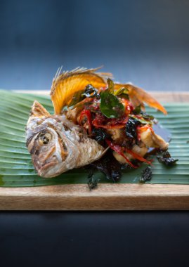 Derin kızarmış balık Tay otlar ile