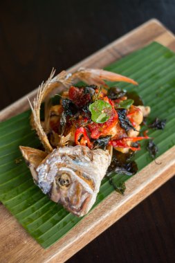 Derin kızarmış balık Tay otlar ile